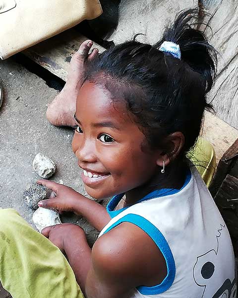 Fundación ONG Amist. Quienes somos. Niña sonriendo