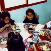 Plato de comida caliente en Medellín. Fundación Amist.
