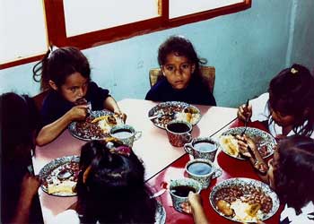 Plato de comida caliente en Medellín. Fundación Amist.