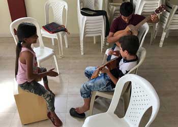 Cambiemos armas por guitarras. ONG Amist-Colombia.